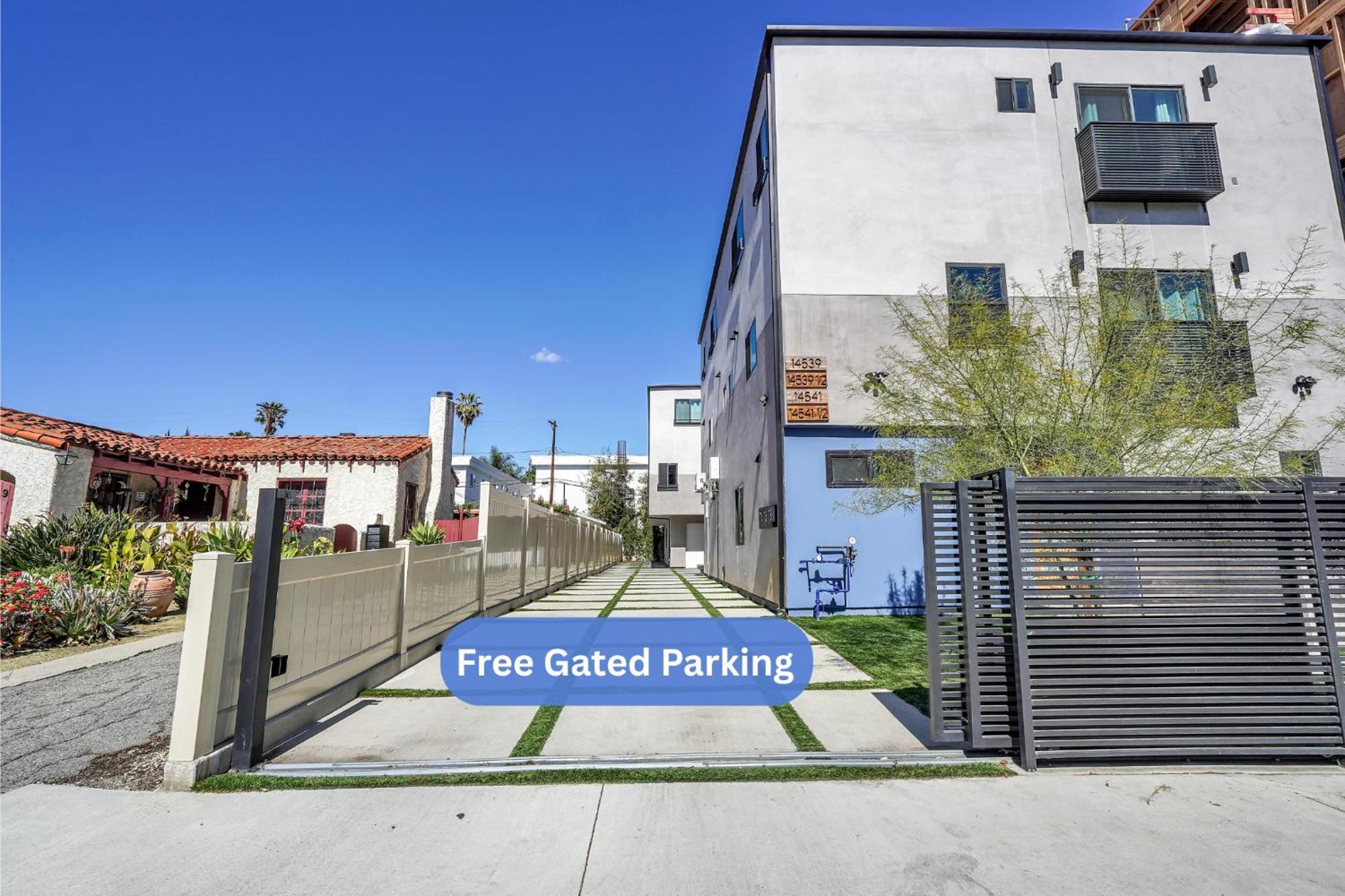 Luxurious Townhome W/3 Master Suites Gated Parking Los Angeles Exterior photo