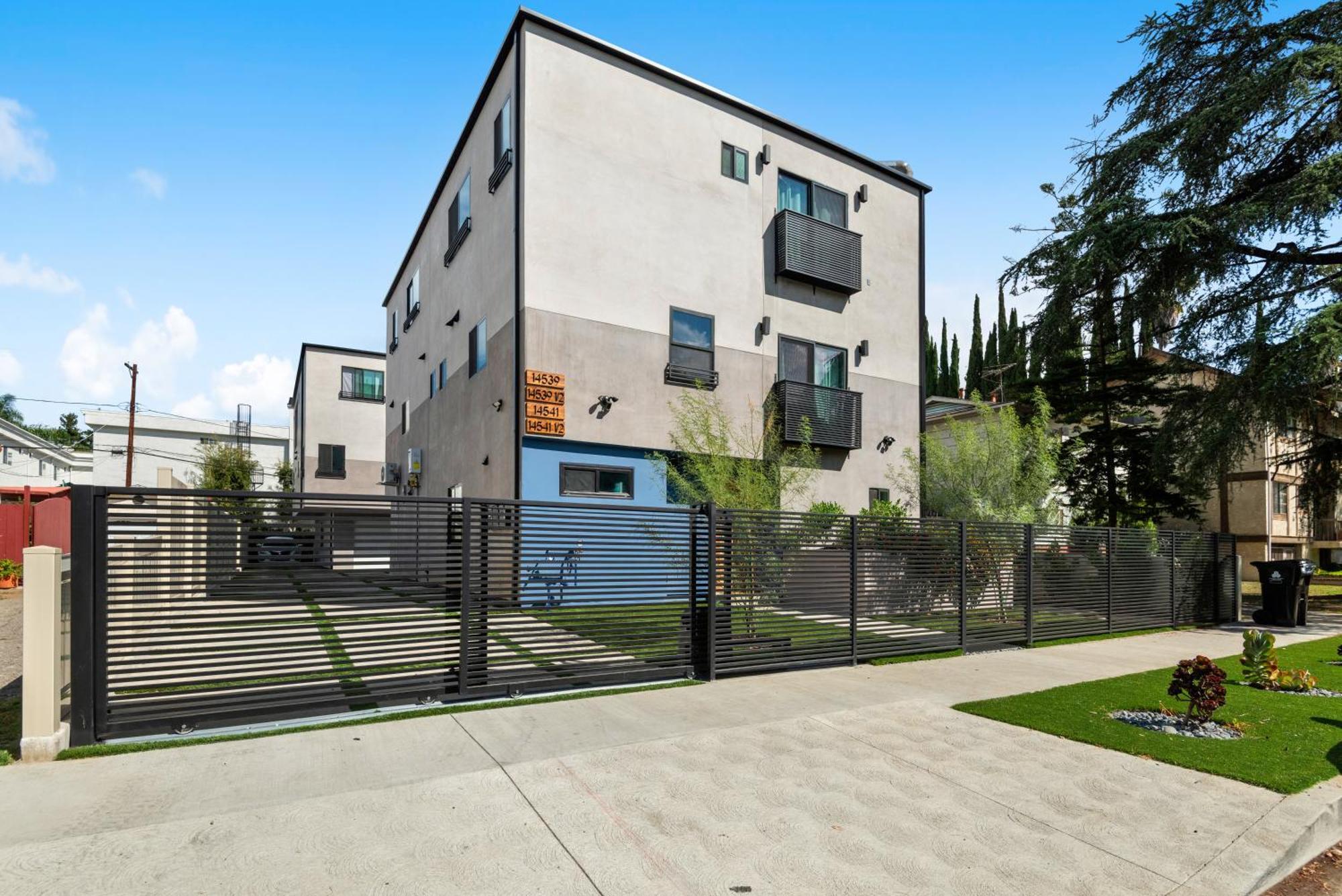 Luxurious Townhome W/3 Master Suites Gated Parking Los Angeles Exterior photo