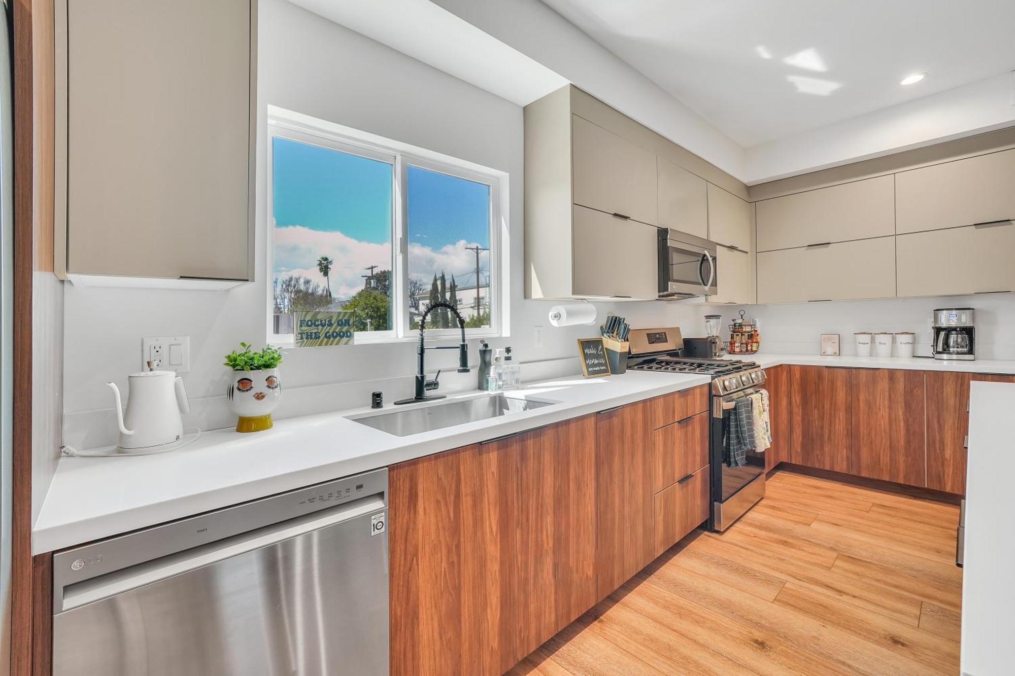 Luxurious Townhome W/3 Master Suites Gated Parking Los Angeles Exterior photo